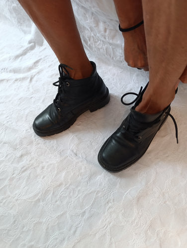 Stark  getragene  stark abgenutzte  schwarze Stiefel  Größe 38  air bag