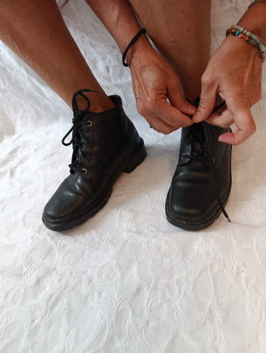 Stark  getragene  stark abgenutzte  schwarze Stiefel  Größe 38  air bag