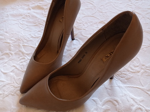 Getragene High Heels  beige Größe 39