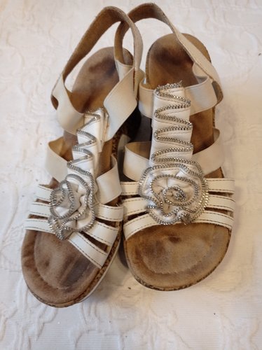 Getragene  weisse Sandalen von Rieker  Absatz 6 cm  Größe 36