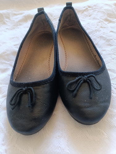 Stark getragene schwarze Ballerinas  Gr. 34