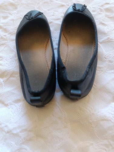 Stark getragene schwarze Ballerinas  Gr. 34