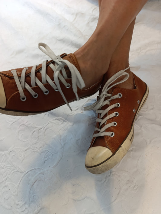 Getragene, stark abgenutzte, braune Converse All Star Größe 38,5