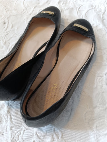 Getragene schwarze Ballerinas  Größe 39  1 cm Absatz  Escada