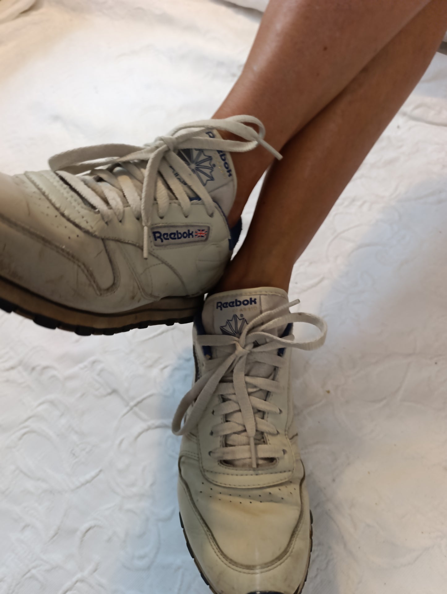 Getragene, stark abgenutzte,  weisse Reebok Laufschuhe Größe 38