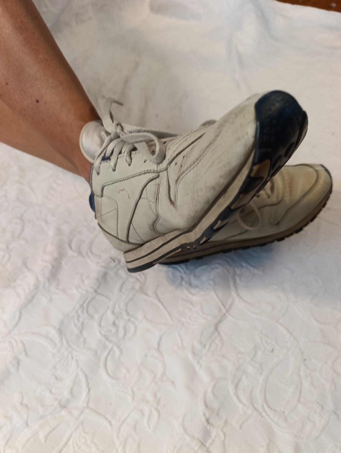 Getragene, stark abgenutzte,  weisse Reebok Laufschuhe Größe 38