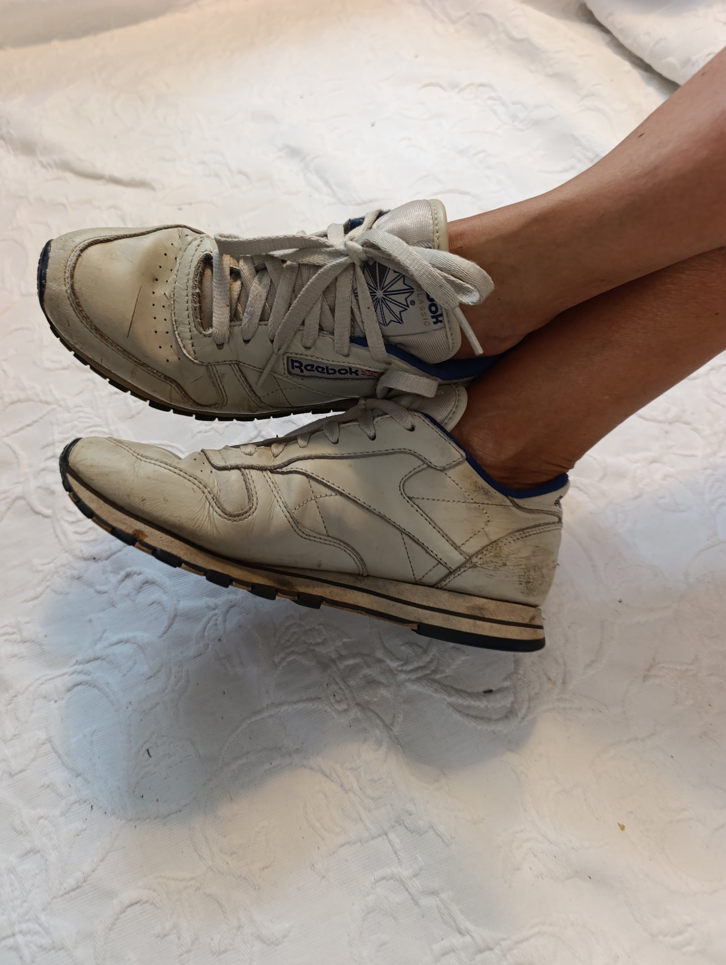 Getragene, stark abgenutzte,  weisse Reebok Laufschuhe Größe 38