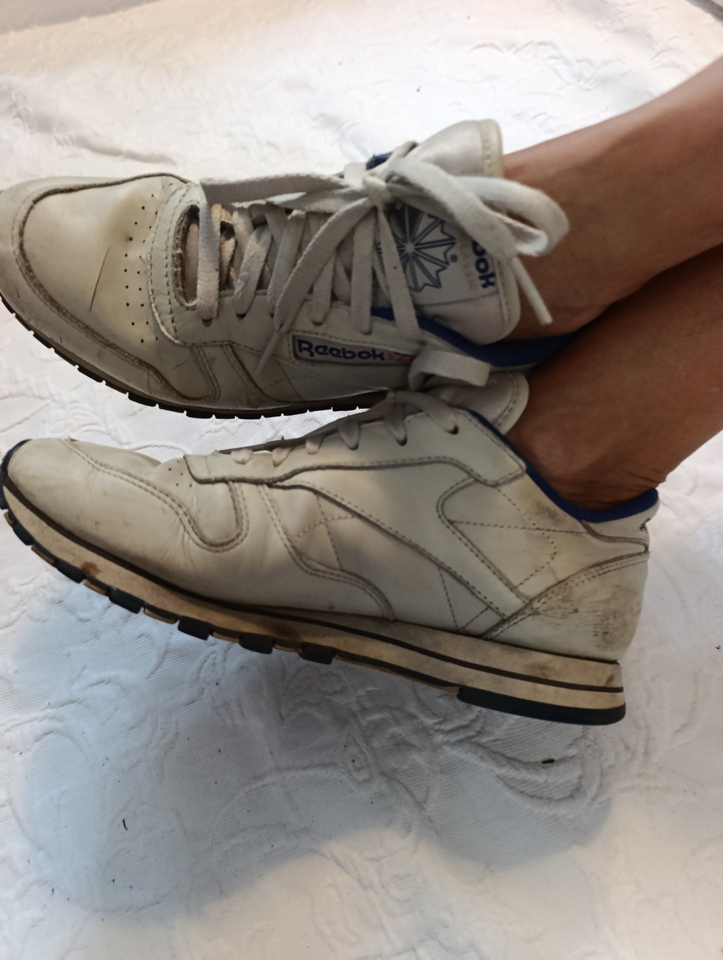 Getragene, stark abgenutzte,  weisse Reebok Laufschuhe Größe 38