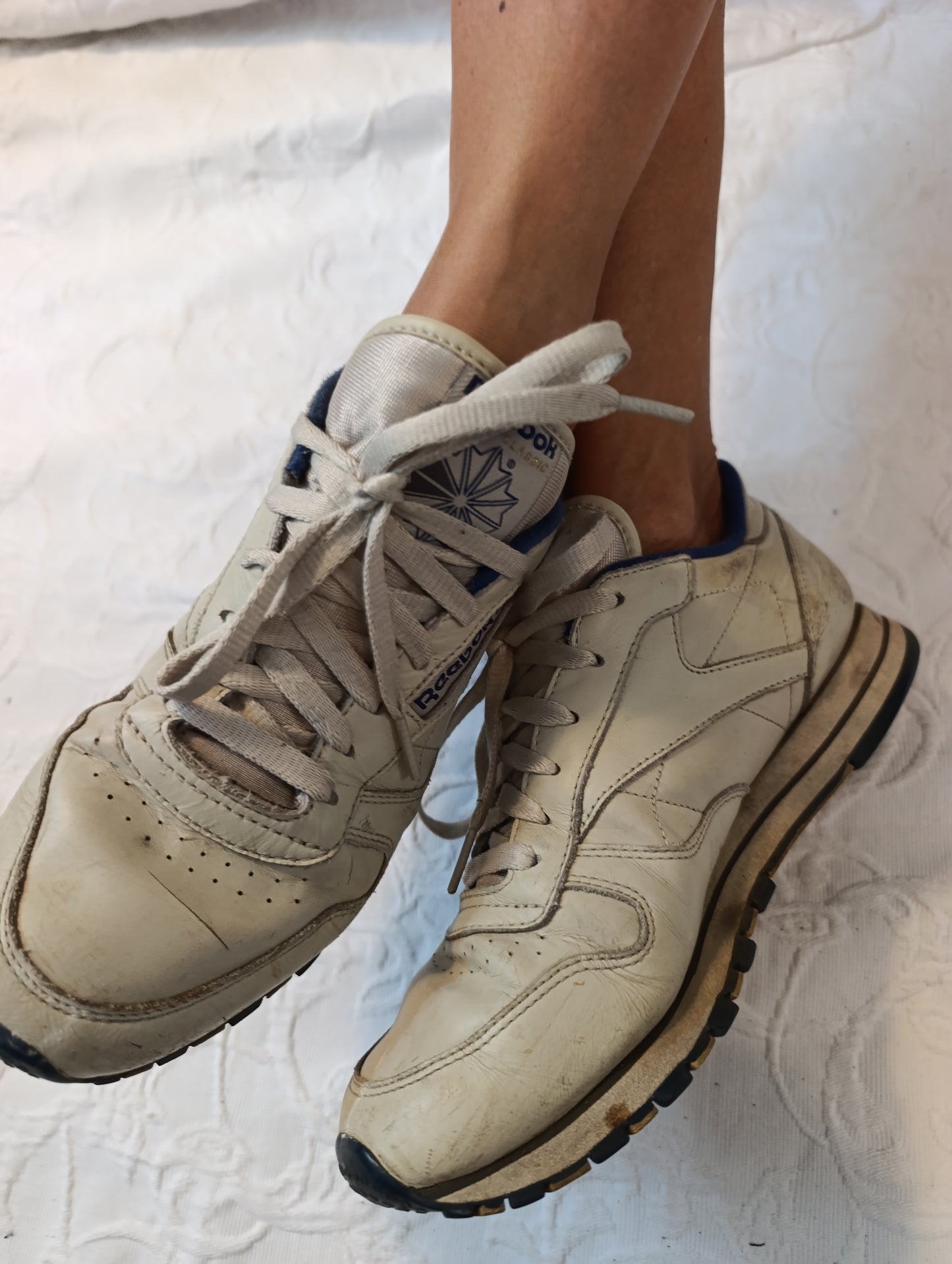 Getragene, stark abgenutzte,  weisse Reebok Laufschuhe Größe 38