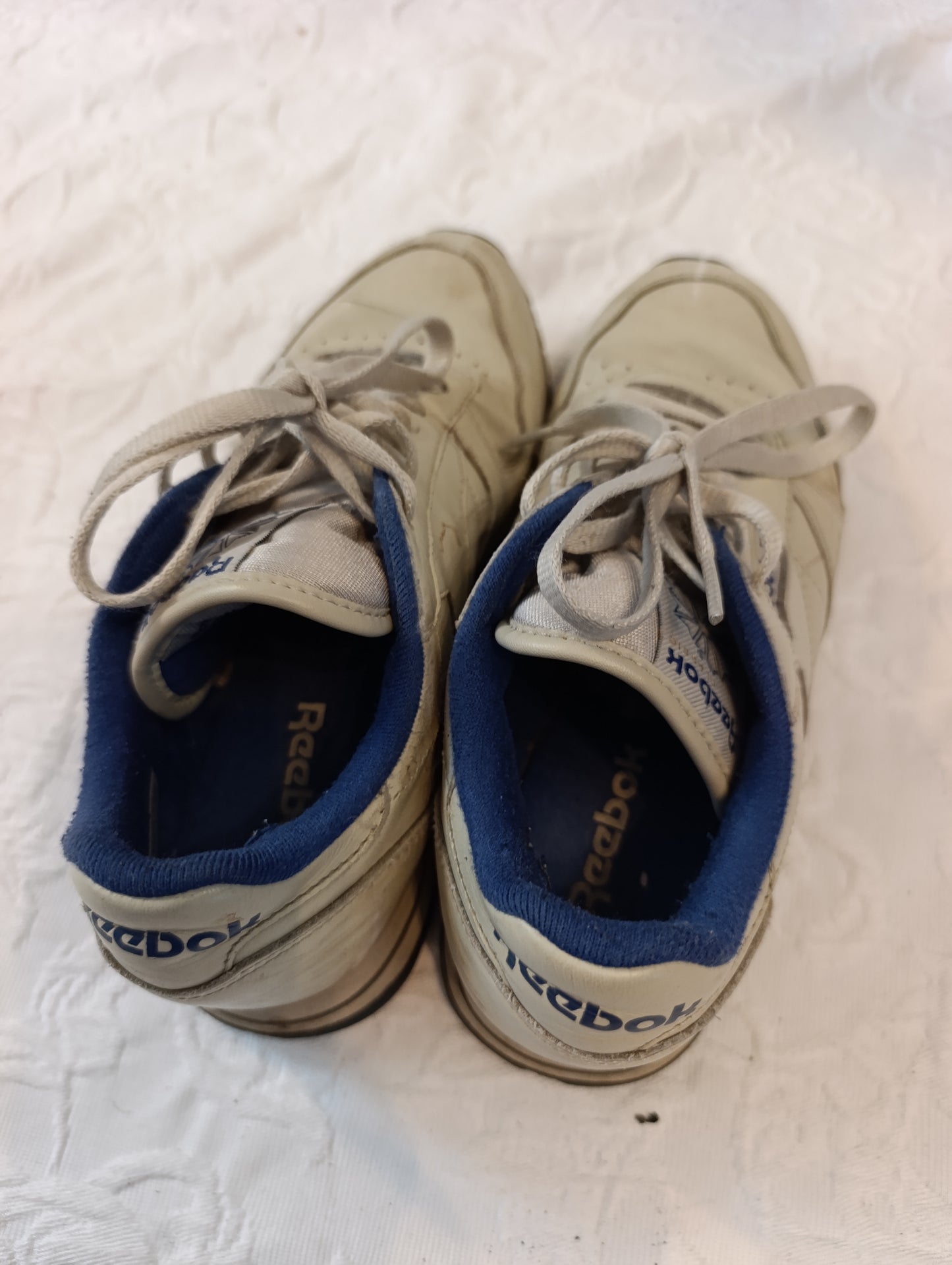 Getragene, stark abgenutzte,  weisse Reebok Laufschuhe Größe 38