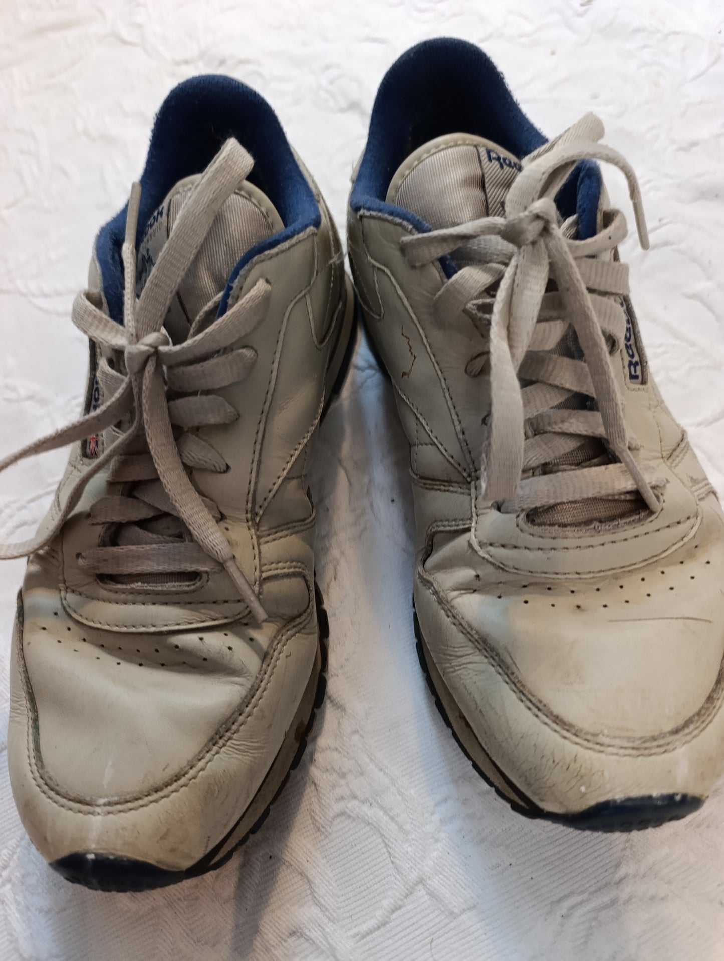 Getragene, stark abgenutzte,  weisse Reebok Laufschuhe Größe 38