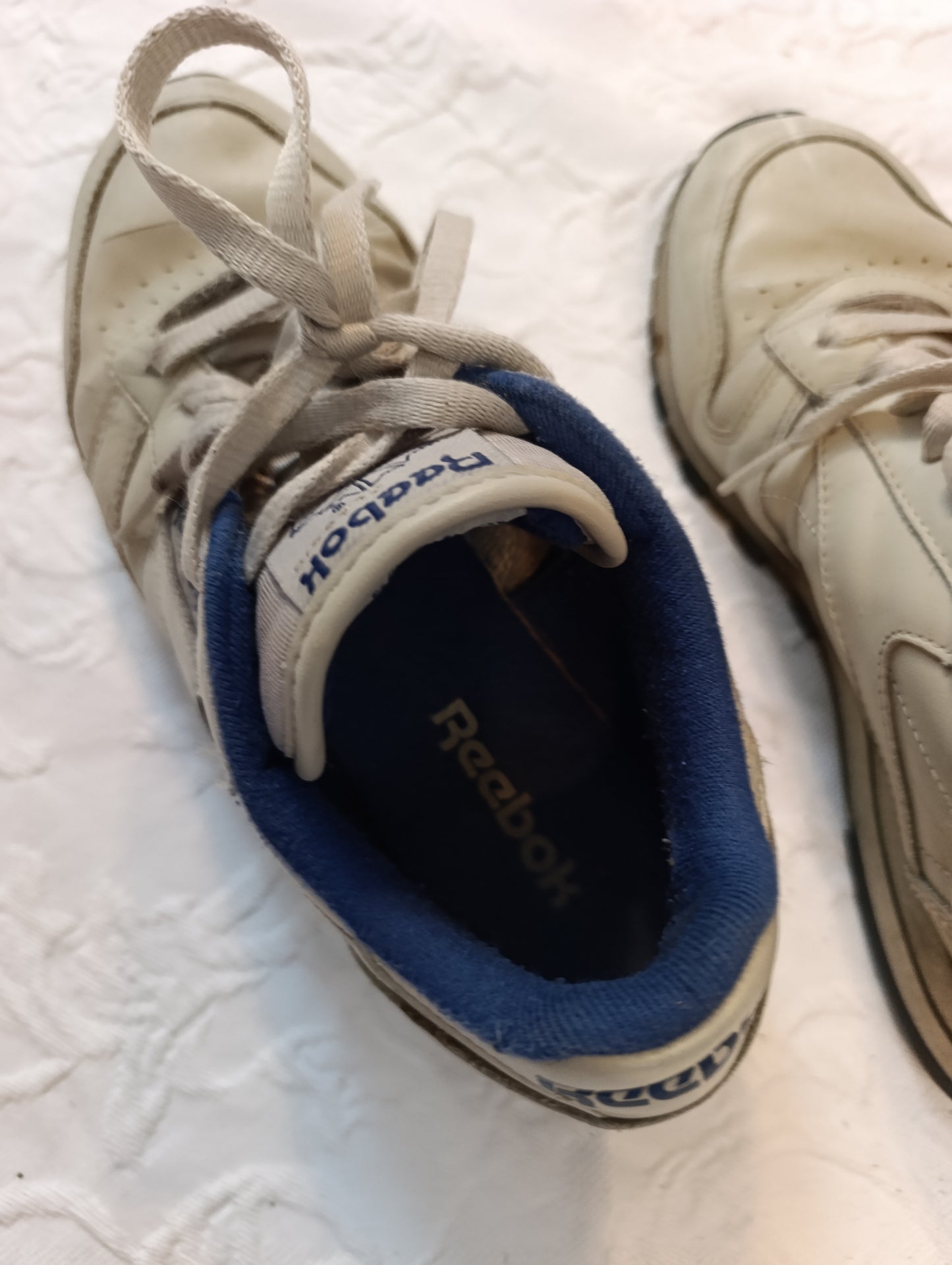 Getragene, stark abgenutzte,  weisse Reebok Laufschuhe Größe 38