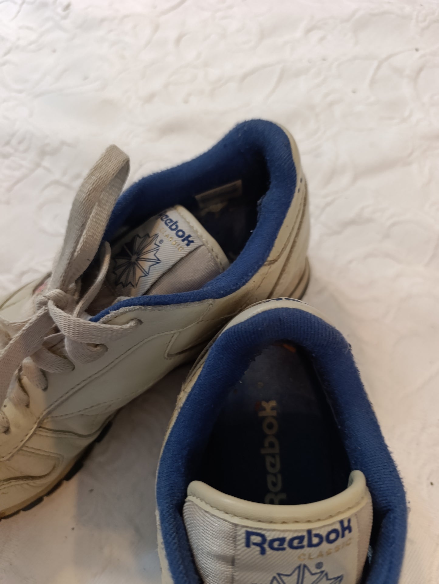 Getragene, stark abgenutzte,  weisse Reebok Laufschuhe Größe 38