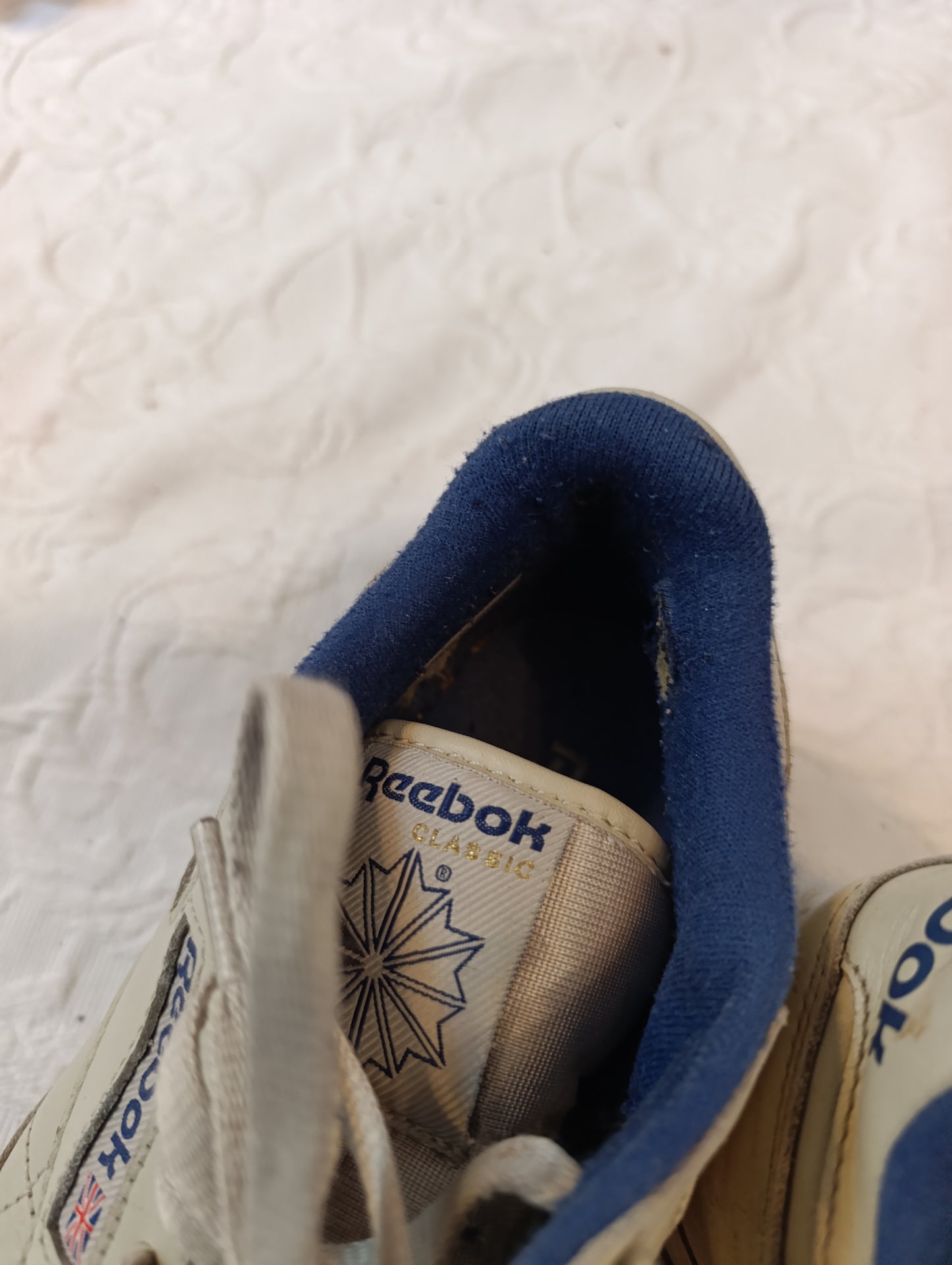 Getragene, stark abgenutzte,  weisse Reebok Laufschuhe Größe 38