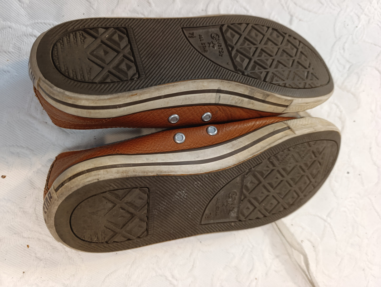 Getragene, stark abgenutzte, braune Converse All Star Größe 38,5