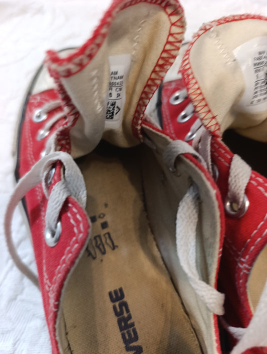 Getragene, stark abgenutzte, rote Converse All Star Größe 37,5