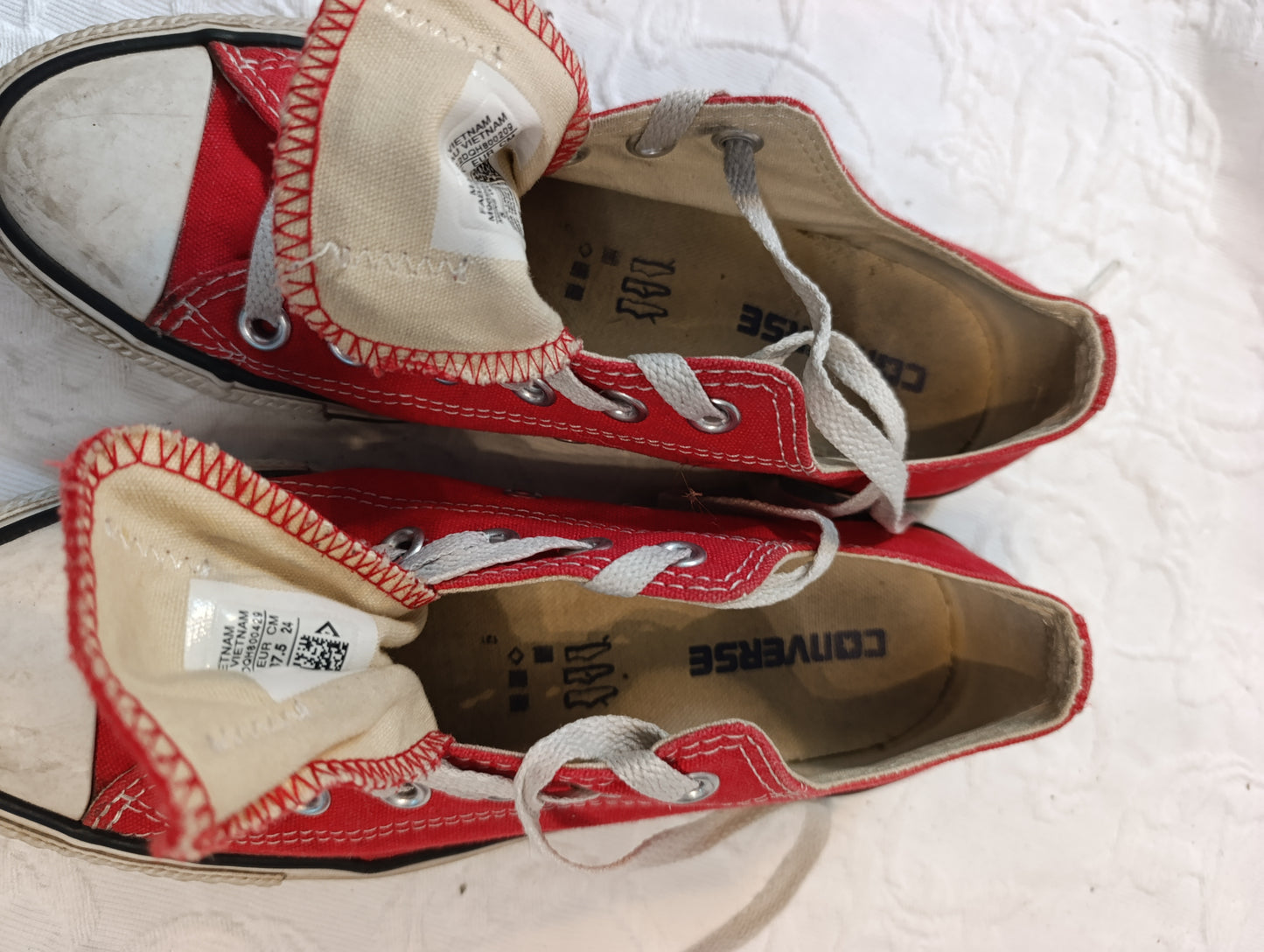 Getragene, stark abgenutzte, rote Converse All Star Größe 37,5