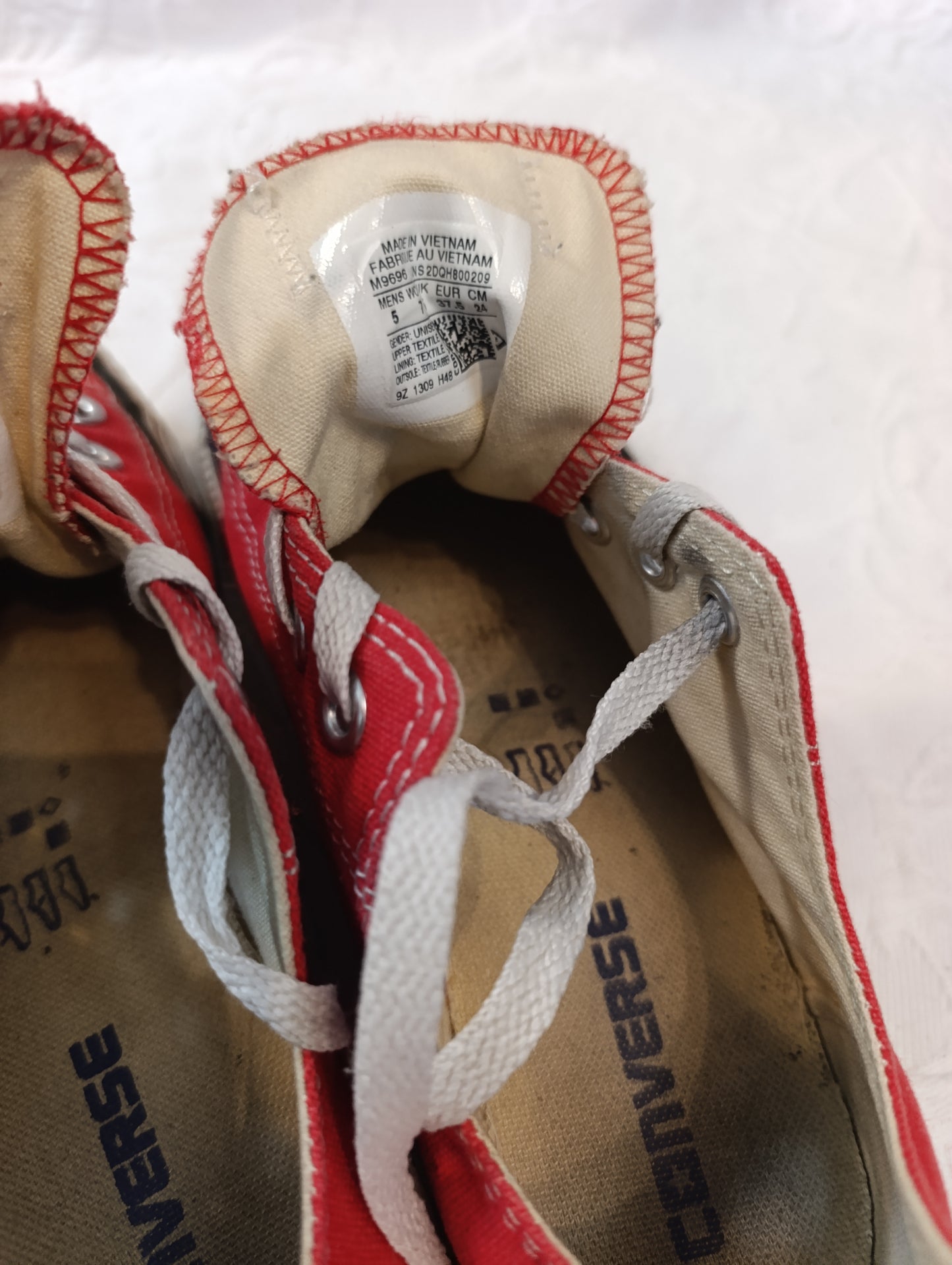 Getragene, stark abgenutzte, rote Converse All Star Größe 37,5
