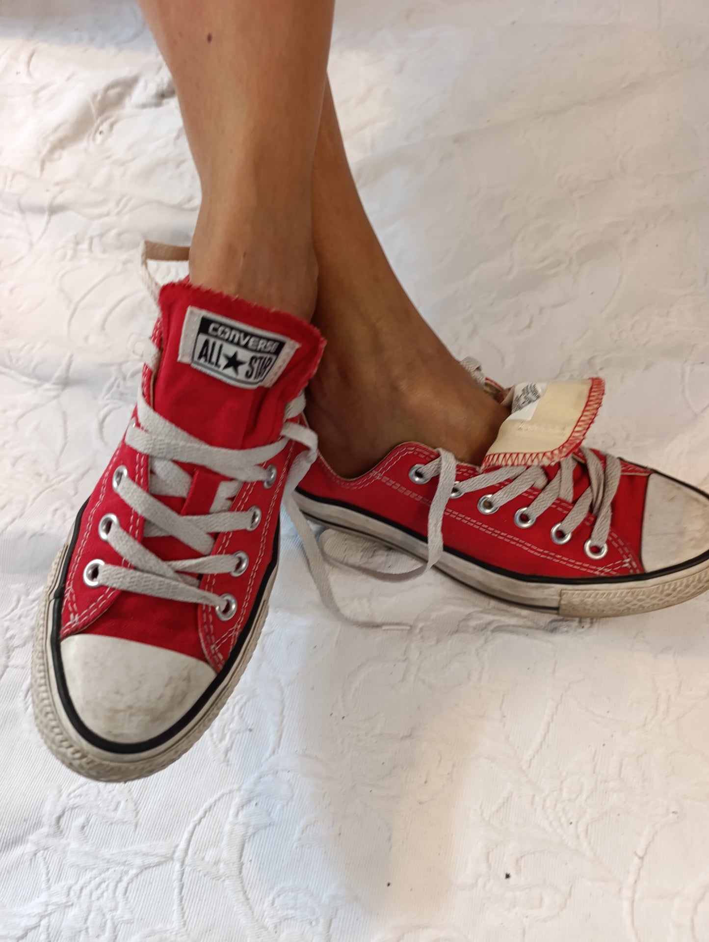 Getragene, stark abgenutzte, rote Converse All Star Größe 37,5