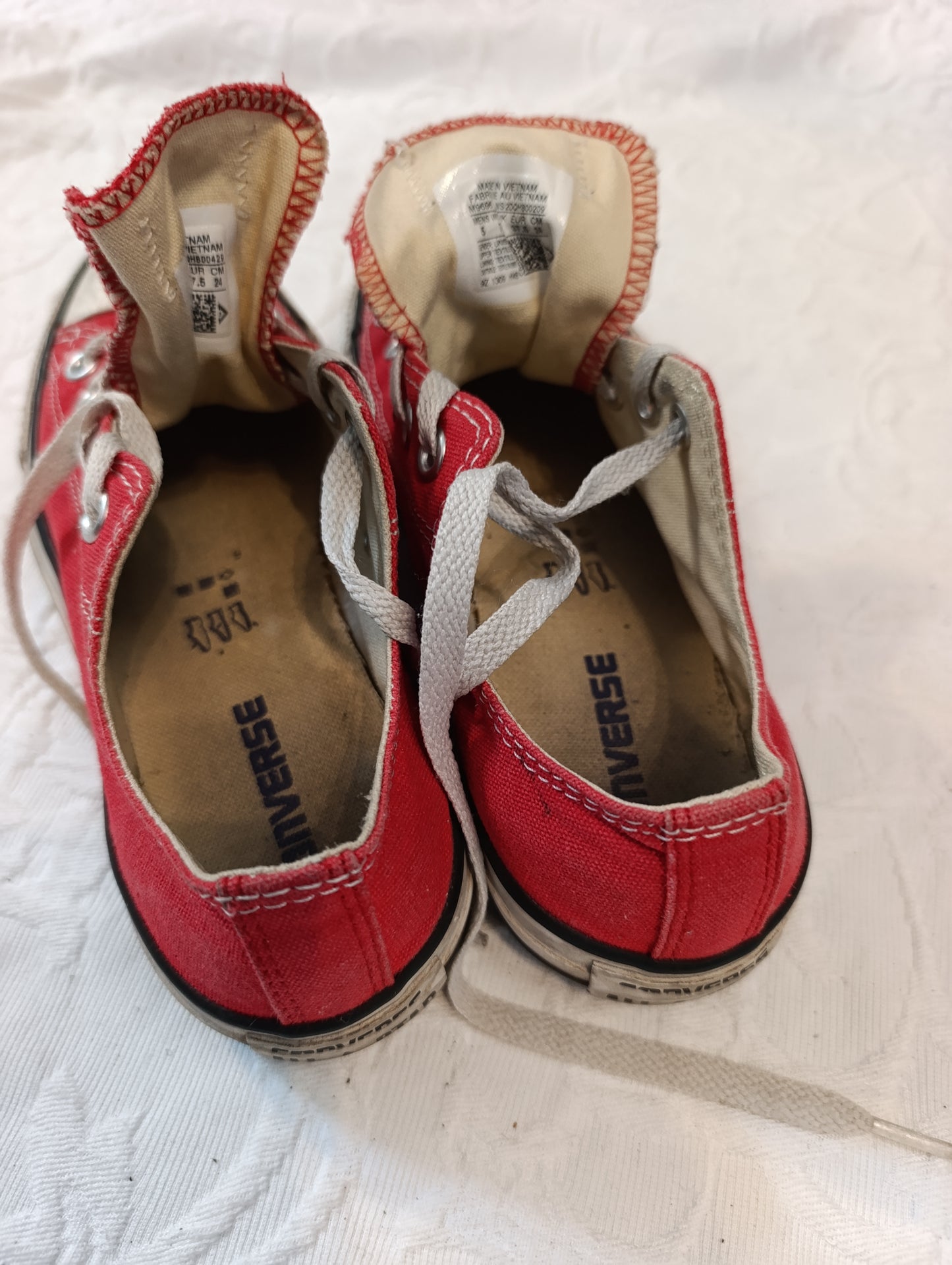 Getragene, stark abgenutzte, rote Converse All Star Größe 37,5