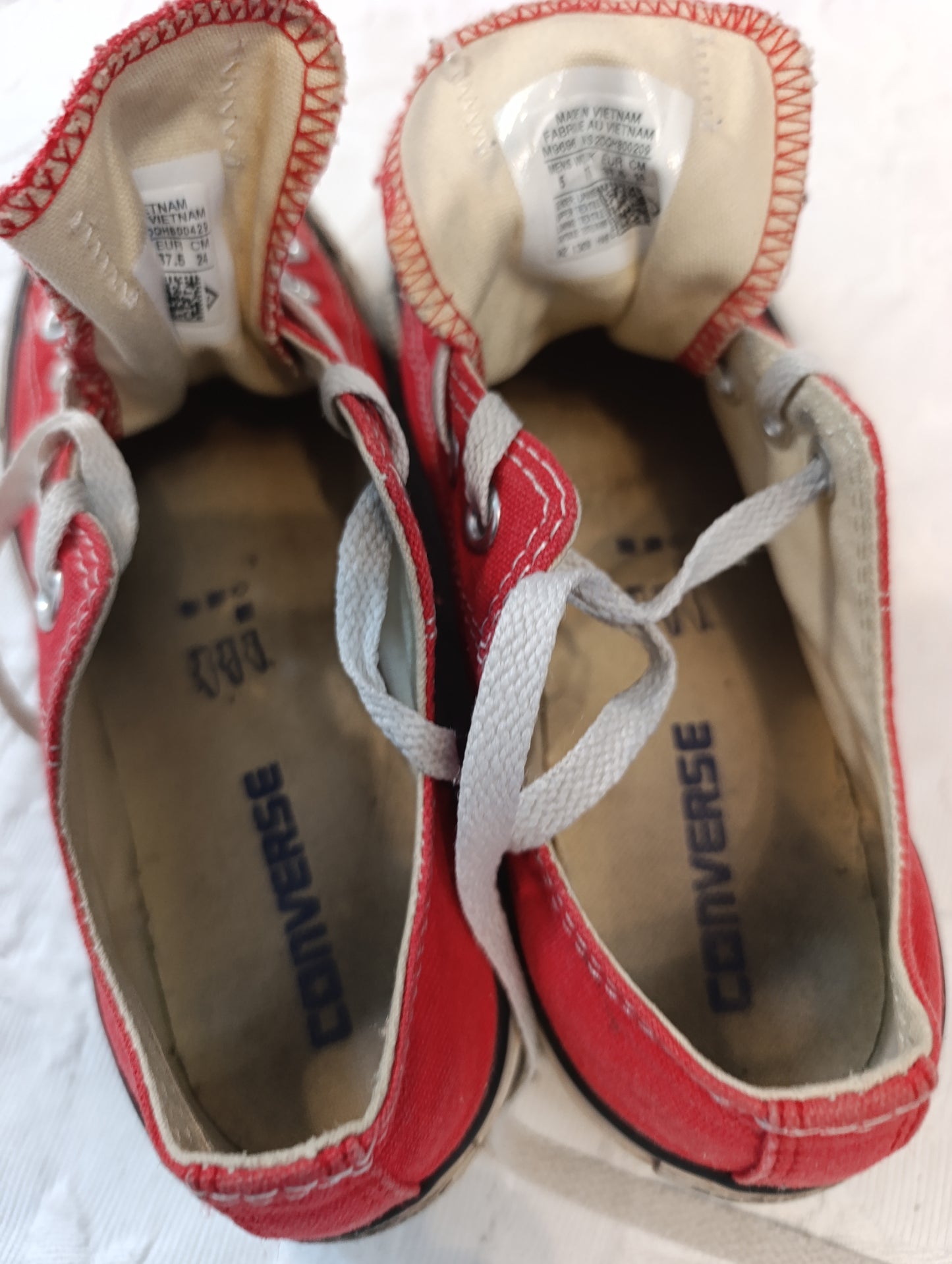 Getragene, stark abgenutzte, rote Converse All Star Größe 37,5