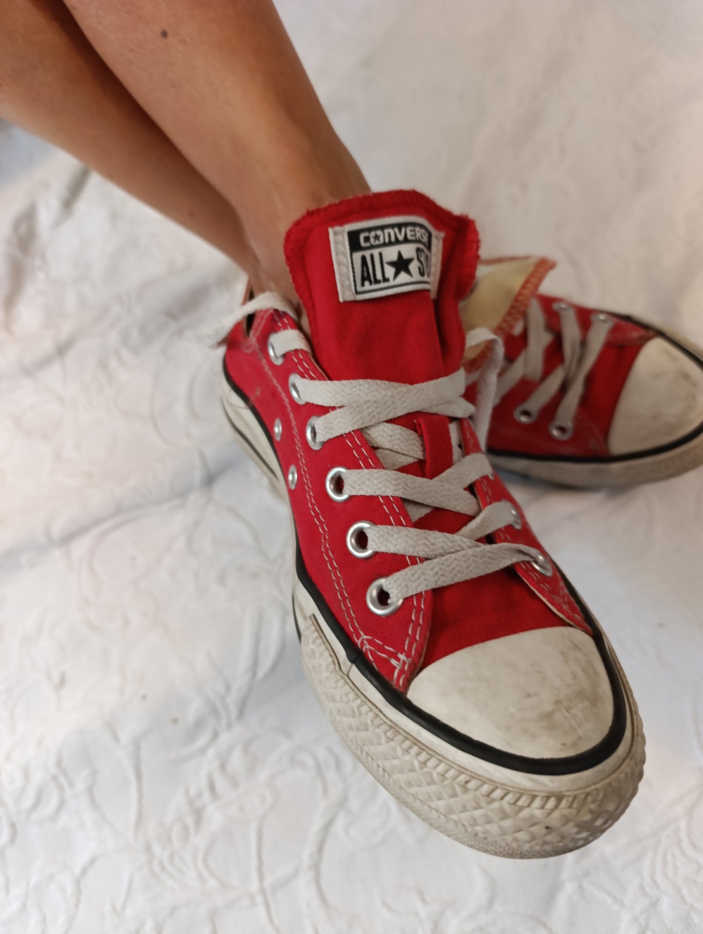 Getragene, stark abgenutzte, rote Converse All Star Größe 37,5