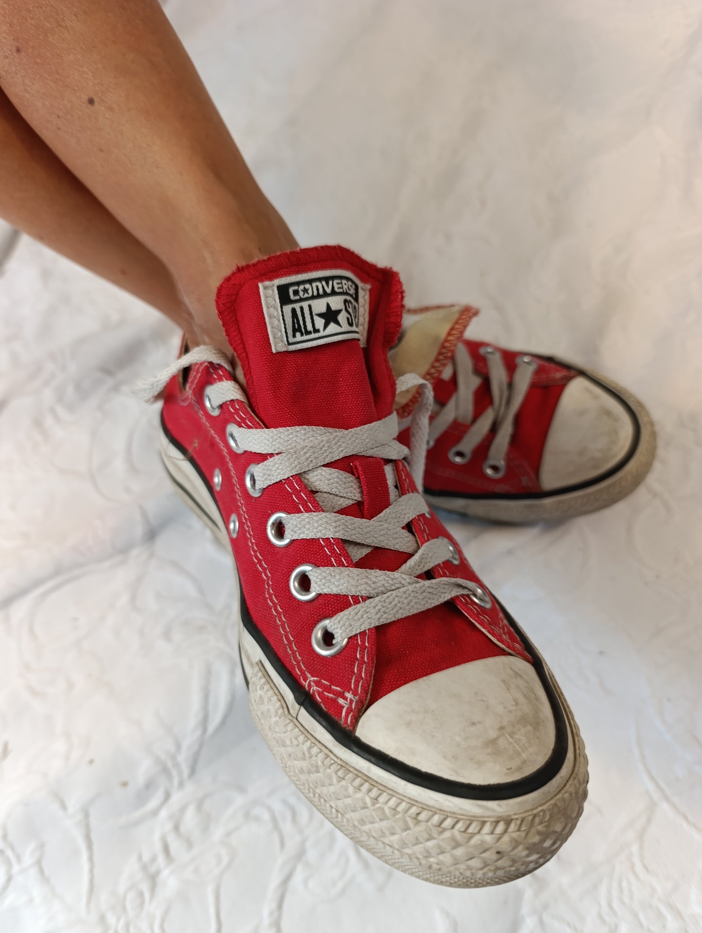 Getragene, stark abgenutzte, rote Converse All Star Größe 37,5