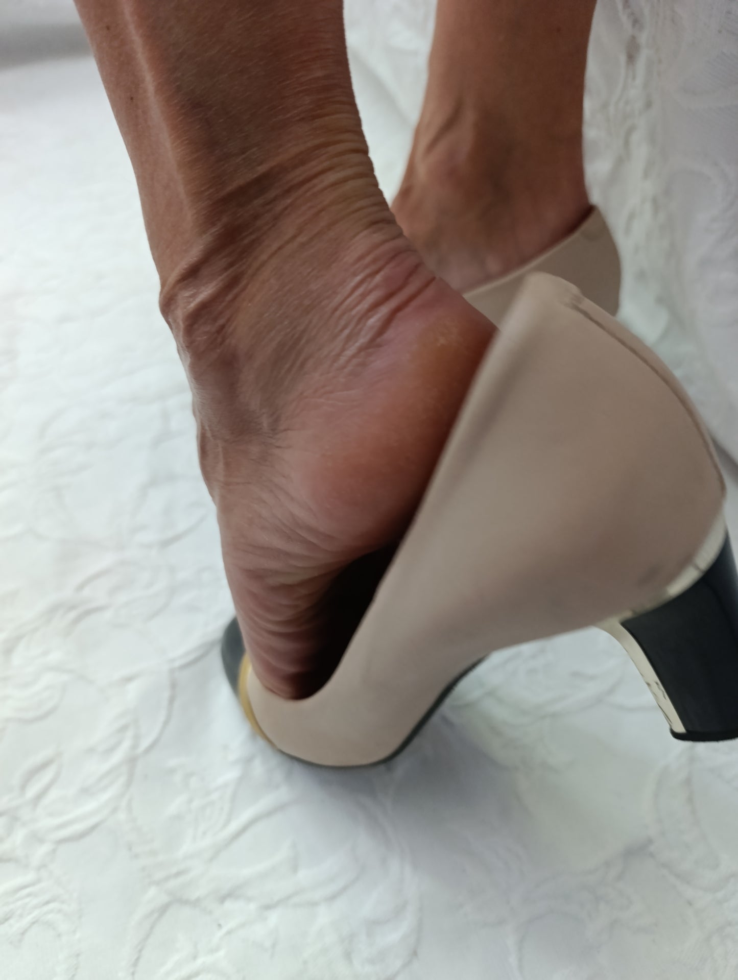Stark getragene beige Pumps Absatz 6 cm Größe 37,5  gino rossi