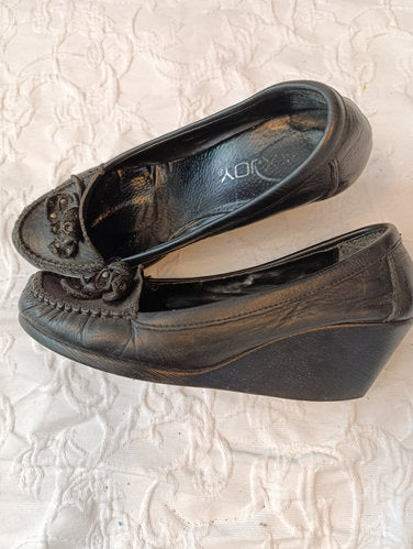 Stark Getragene schwarze Pumps  Absatz 5 cm  Größe 39  maxjoy  Sammler